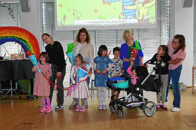Die Klassenlehrerinnen Simone Bracknies und Julia Peranovic freuen sich mit ihren Einschulungsschülern auf das neue Schuljahr.