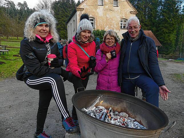 Am Feuerchen in der Blechwanne und mit Heißgetränken wärmen sich (von links) Brigitte Villing und Petra Rehm aus Bermatingen sowie ...