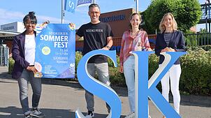 Voller Vorfreude aufs SÜDKURIER-Sommerfest: Geschäftsführer David Lämmel (Zw. v. l.) und die Mitarbeiterinnen Tabea Scherer-Brunk, ...