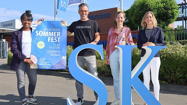 Voller Vorfreude aufs SÜDKURIER-Sommerfest: Geschäftsführer David Lämmel (Zw. v. l.) und die Mitarbeiterinnen Tabea Scherer-Brunk, ...
