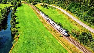 Platz zum Ausbau ist vorhanden: Ein Gäubahn-IC auf einem der möglichen Ausbauabschnitte bei Sulz am Neckar. Hier lagen bis zum Zweiten ...