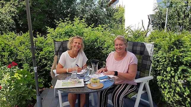 Regine Franz (rechts) setzt sich für die Markdorfer ein. Das Bild zeigt sie mit SÜDKURIER-Mitarbeiterin Kerstin Oettle.