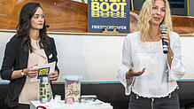 Charlotte Murakami (links) spricht bei der Pressekonferenz zur kommenden Interboot mit Cindy Beisert über Müllvermeidung im Wassersport.
