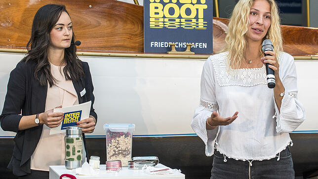 Charlotte Murakami (links) spricht bei der Pressekonferenz zur kommenden Interboot mit Cindy Beisert über Müllvermeidung im Wassersport.