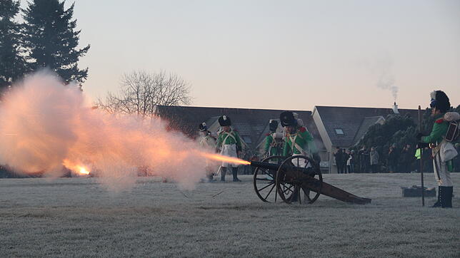 Mit zwölf Salven aus vier Kanonen startet das Historische Grenadiercorps Villingen auf dem Hubenloch das neue Jahr.