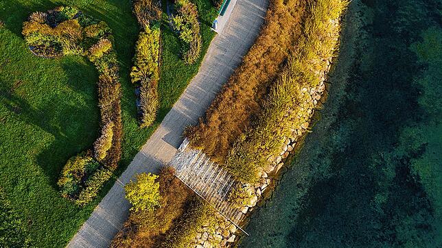 Der Uferpark bietet Zugang zu Bodensee und Grünflächen. Zudem locken Strand, Spielgelegenheiten und Gastronomie. Das Bild wurde ...