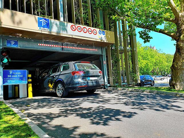 Obwohl das Parkhaus an der Fähre in Meersburg 370 Parkplätze hat, gibt es nur eine Einfahrt.