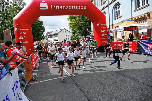 Bild 4: Donaueschingen schnürt die Laufschuhe. Schutzengellauf für den guten Zweck bringt 11000 Euro ein.