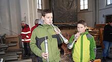 Moritz und Adrian Müller aus Jungnau testen die Orgelpfeifen auf ihren Klang.