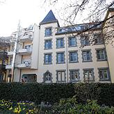 Ein Teil des Marienhauses von der Gartenseite (von links): St.-Anna-Haus, Zwischenbau mit Torbogen und daran anschließend der ...