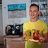 Szilard Nyari bereitet im Mein Sahnehäubchen in Königsfeld verschiedene Limonaden zu.