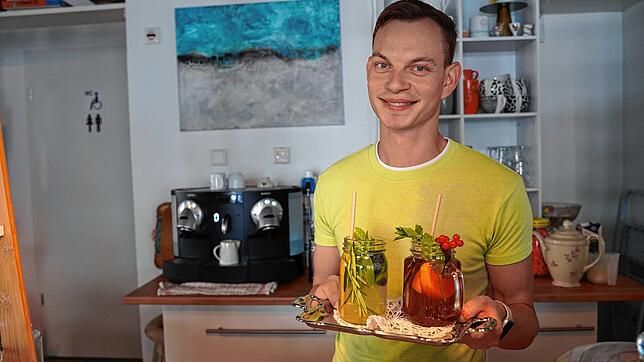 Szilard Nyari bereitet im Mein Sahnehäubchen in Königsfeld verschiedene Limonaden zu.