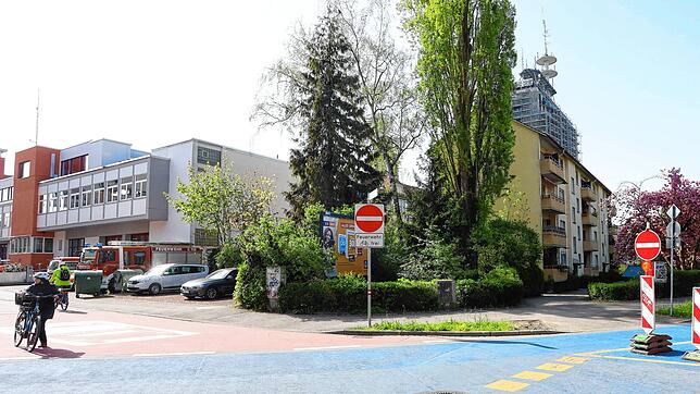Das bestehende Wohnhaus an der Ecke Jahn-/Steinstraße (rechts im Bild) soll aufgestockt werden und daneben ein weiteres fünfgeschossiges ...