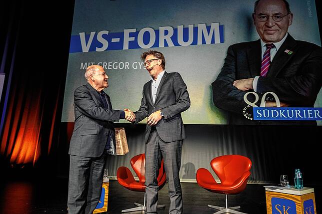Chefredakteur verabschiedet sich von Gregor Gysi nach zwei Stunden VS-Forum.
