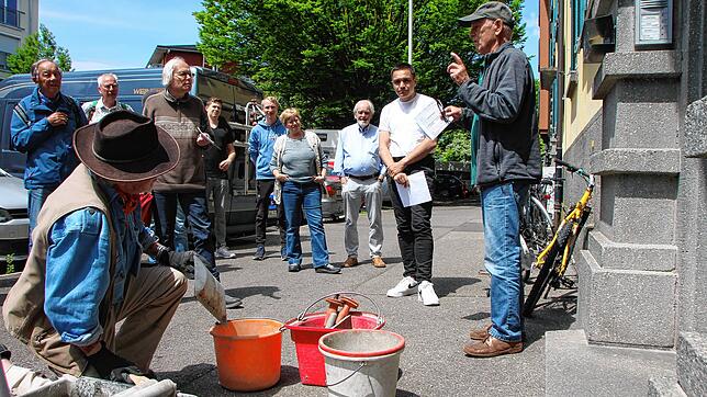 In der Hindenburgstraße verlegt Gunter Demnig (vorne mit Hut) einen der sieben neuen Stolpersteine. Mattis Neumann (Zweiter von rechts) ...