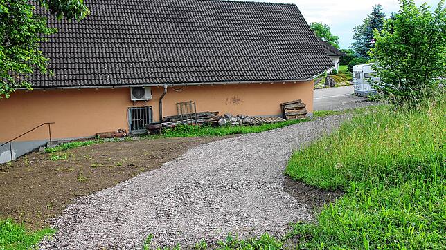 Eine kleine Zufahrt wurde auf der Rückseite des Oberalpfener Feuerwehrhauses angelegt, um hier Material leichter ablagern und abholen zu ...