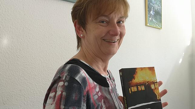 Die Blumberger Schriftstellerin Sonja Kindler hält ihren neusten Krimi &bdquo;Im Schwarzwald geht der Tod um&ldquo; in den Händen. ...