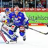 Verteidiger Niclas Burström (blaues Trikot) wird beim Auswärtsspiel in Köln im Schwenninger Angriff eingesetzt und soll dazu beitragen, ...