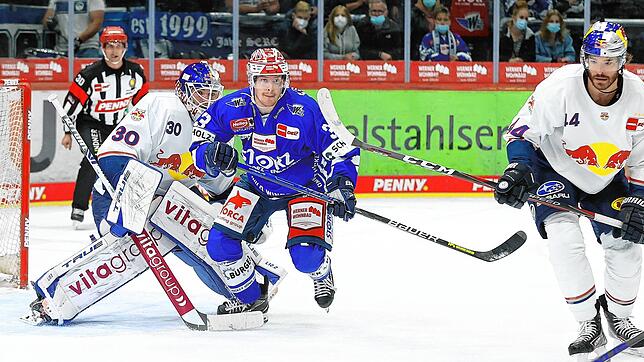 Verteidiger Niclas Burström (blaues Trikot) wird beim Auswärtsspiel in Köln im Schwenninger Angriff eingesetzt und soll dazu beitragen, ...