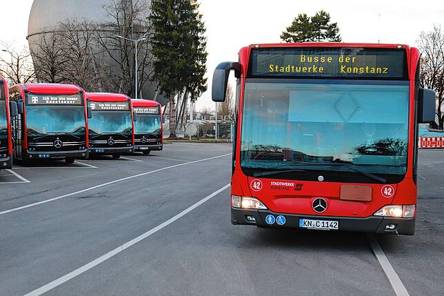E-Busse (links) neben einem mit Treibstoff betriebenen Bus der Stadtwerke Konstanz (rechts).