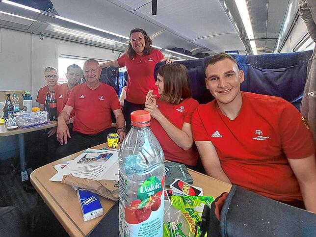 Die Sportler des Förderverein-Special-Olympics-Hochrhein-Teams während der Zugfahrt vom Hochrhein nach Berlin.