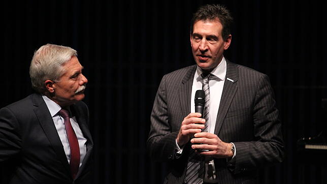 Oberbürgermeister Erik Pauly (rechts) bedankt sich bei Bernhard Kaiser.