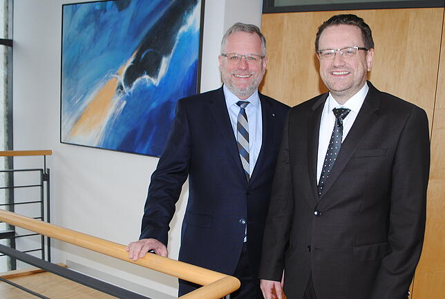 Klaus-Dieter Ritz (links), Vorstandsvorsitzender Volksbank Hochrhein, und Vorstandsmitglied Thomas Hintermeier sind zufrieden mit dem ...