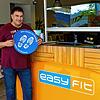 Sascha Rapierski, Geschäftsführer des Easy Fit, bereitet mit den Mitarbeitern gerade alles für den Neustart vor, inklusive Markierungen ...