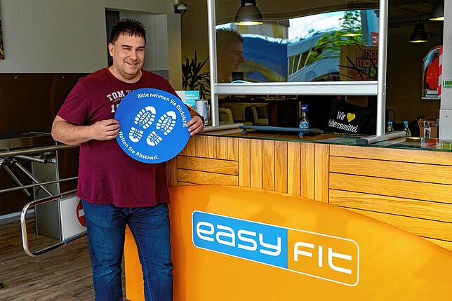 Sascha Rapierski, Geschäftsführer des Easy Fit, bereitet mit den Mitarbeitern gerade alles für den Neustart vor, inklusive Markierungen ...