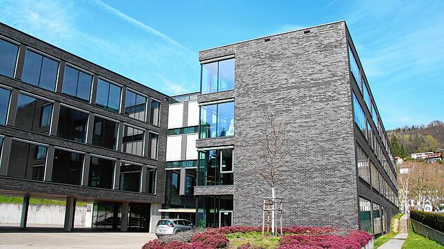 An der Justus-von-Liebig-Schule in Waldshut gibt es jetzt den ersten Corona-Fall. Eine Lehrerin hat sich mit dem Virus infiziert. Elf ...