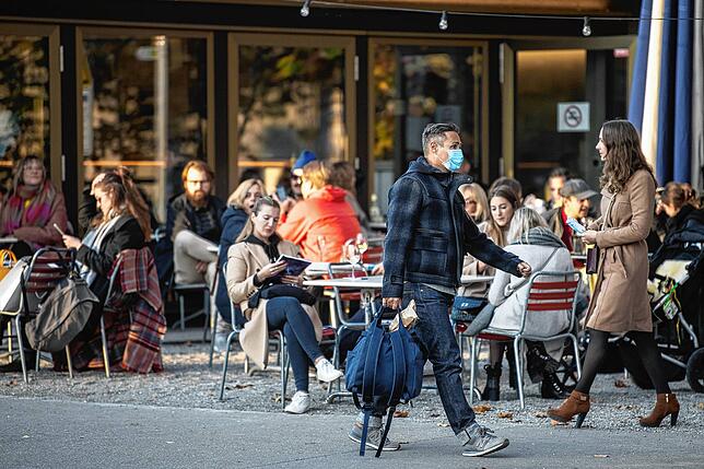 In der Schweiz halten sich längst nicht alle an die Maskenpflicht. Hier eine Szene aus Zürich.