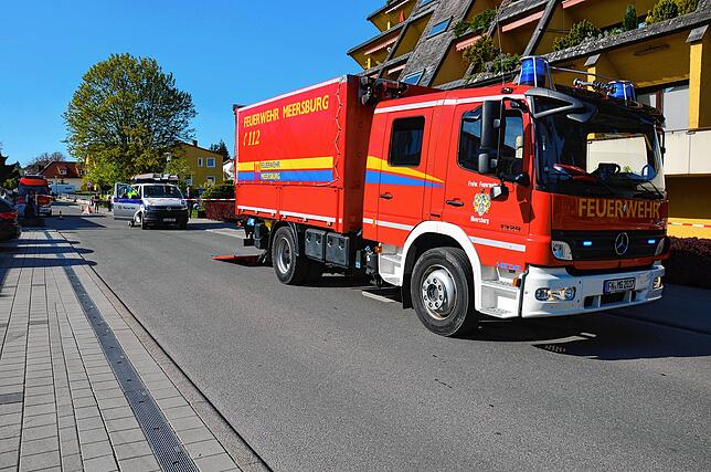 Auch ein Fahrzeug der Netze BW (hinten) ist da. Der Strom zum Brandobjekt muss abgestellt werden.