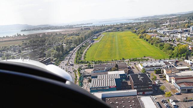 Landeanflug auf den Konstanzer Flugplatz. Noch ist nicht klar, wohin die Reise geht mit der Einrichtung im Industriegebiet.