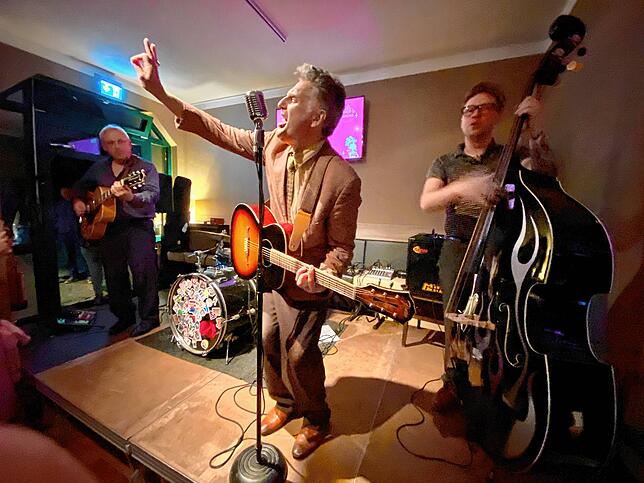 Jake Calypso am Mikrofon bringt Rock and Roll ins Twist Hoch 2. Rock and Roll spielt der Franzose seit seinen Kindheitstagen.
