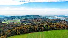 Der Schienerberg (im Bild der Bereich mit Blickrichtung Westen von Schienen aus gesehen). Hier sind Windkraftanlagen geplant. ...