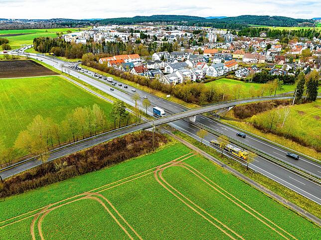 Die Fußgänger- und Radfahrerbrücke über die B33/B27 am Friedhofsweg bei Bad Dürrheim wird saniert.