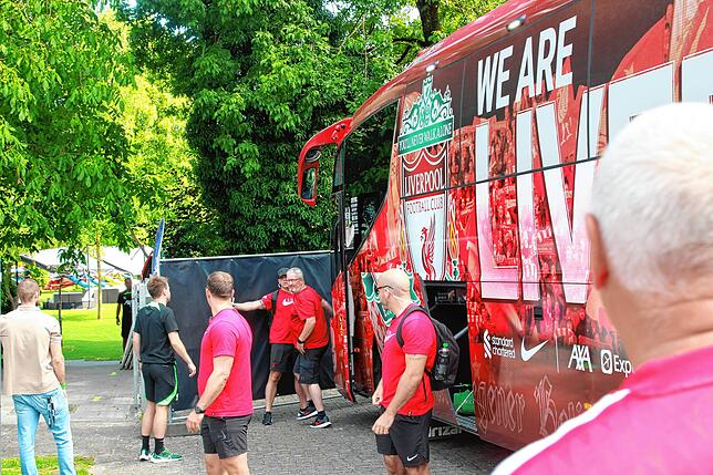Bild 26: Fans warten vor dem Strandbad Bodman auf den FC Liverpool