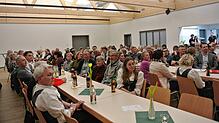 Groß war das Interesse an der ersten Bürgerversammlung in der neuen Dorfhalle in Brenden. Bilder: Sigrid Enderle