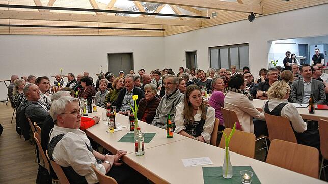 Groß war das Interesse an der ersten Bürgerversammlung in der neuen Dorfhalle in Brenden. Bilder: Sigrid Enderle