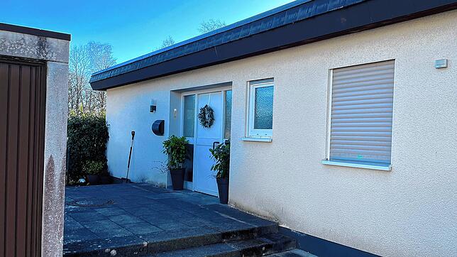 Fast versteckt liegt das Haus in der ruhigen Wohnsiedlung. Hier entdeckte ein 45 Jahre alter Mann die Leichen seiner Familie.
