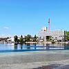 Am Bürogebäude Rheingarten (Bildmitte) ist der Uferweg schon Realität, doch weder flussaufwärts noch -­abwärts gibt es einen Anschluss.