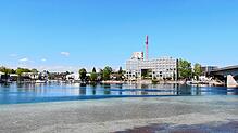 Am Bürogebäude Rheingarten (Bildmitte) ist der Uferweg schon Realität, doch weder flussaufwärts noch -­abwärts gibt es einen Anschluss.