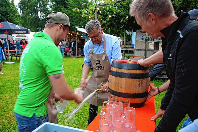 Bild 4: Besucher feiern trotz Regen auf 34. Walder Dorffest