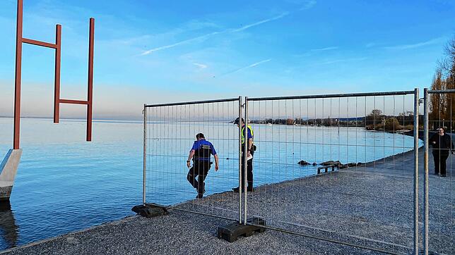 Bild : Wir sind wieder getrennt: Drei Grenzübergänge zwischen Konstanz und Kreuzlingen werden geschlossen, Zäune auf Klein Venedig errichtet. Auch die Schweiz lässt nicht mehr jeden ins Land