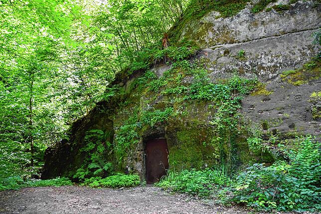 Hier stand einmal der Kiosk am Fuß der Marienschlucht. An dieser Stelle von später die Treppe vom Weg auf der Zehn-Meter-Linie zum Boden ...