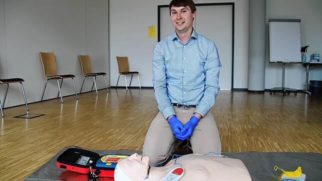 Martin Zinsmaier vom Kreisverband des Deutschen Roten Kreuzes weiß, wie wichtig öffentlich zugängliche Defibrillatoren sind. Bild: Laura ...