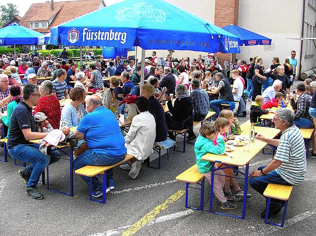 Großer Andrang bereits am Vormittag auf dem Festhallenvorplatz in Wolterdingen: Das Vatertagsfest lockt Gäste aus der ganzen Region.