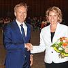 Die strahlende Gewinnerin Petra Dorfmeister wird von ihrem künftigen Chef, Oberbürgermeister Philipp Frank, nach der Wahl zur ...