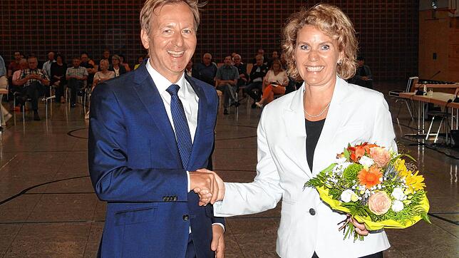 Die strahlende Gewinnerin Petra Dorfmeister wird von ihrem künftigen Chef, Oberbürgermeister Philipp Frank, nach der Wahl zur ...