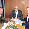 Bernd Löhle, Bürgermeister Rainer Stolz und Jürgen Fürst (von links) berichten über die Pestalozzi Stiftung und ihre Arbeit.